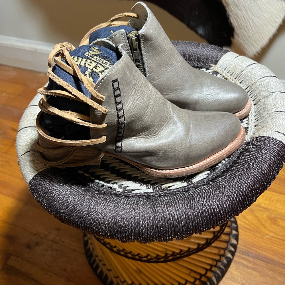Comfortable Jo Jo Freebird booties sz 6
